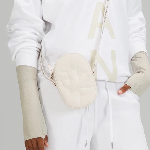 🍁New 🇨🇦RARE Lululemon Team Canada 22 Future Legacy Crossbody Bag, Creme🏷NWT - Picture 1 of 8